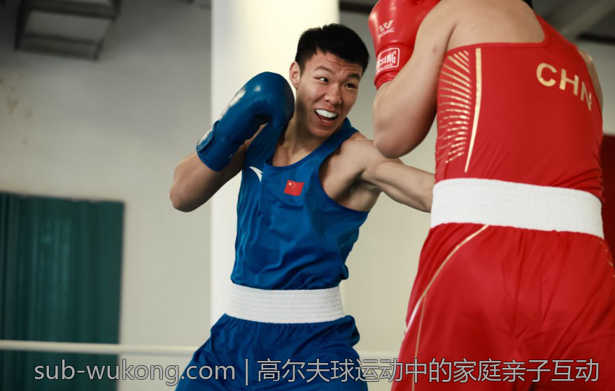 高尔夫球运动中的家庭亲子互动
